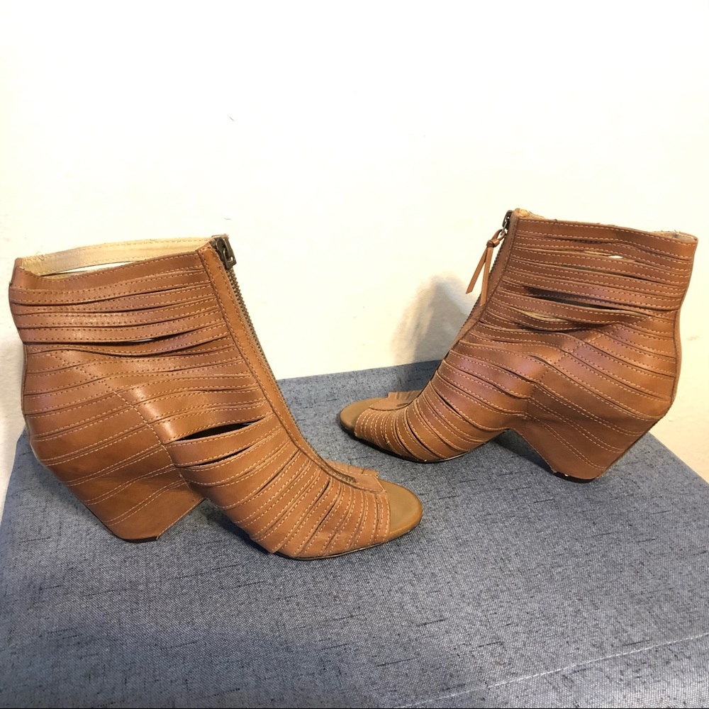 LEVITY Suzie tan cage sandals